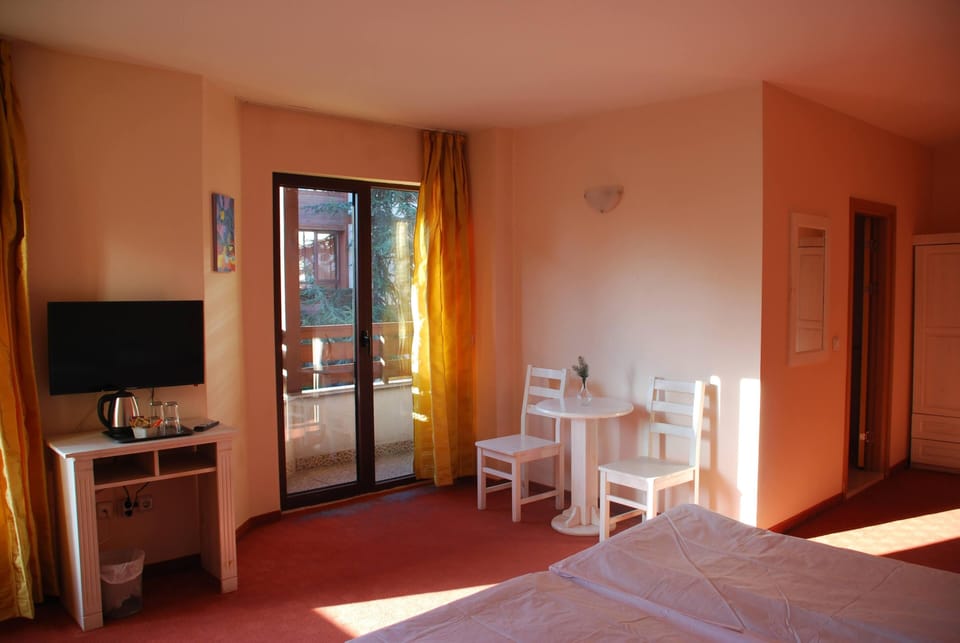 Double Room | Minibar, desk, soundproofing, free WiFi