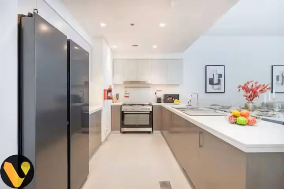 Elite Apartment | Private kitchen | Full-size fridge, microwave, oven, stovetop