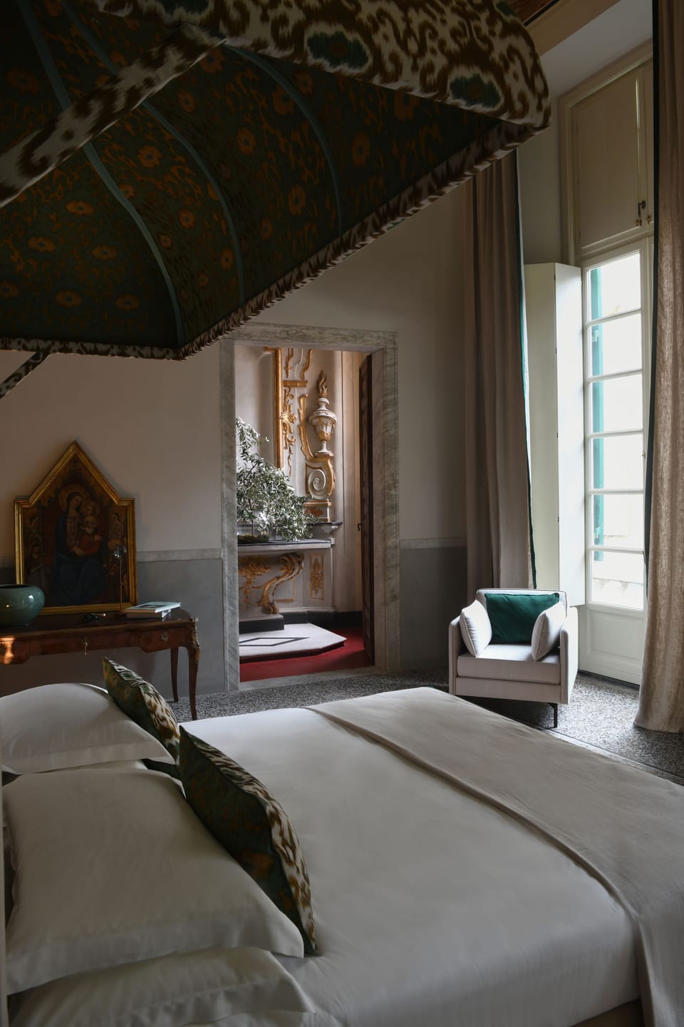 Design Studio Suite | Premium bedding, memory foam beds, minibar, in-room safe