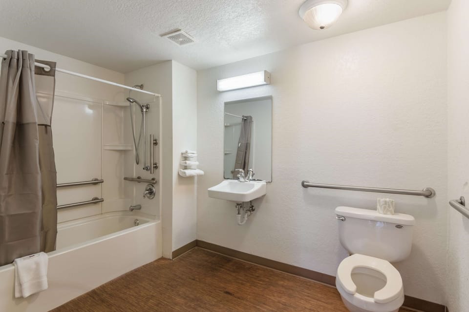 Combined shower/tub, towels