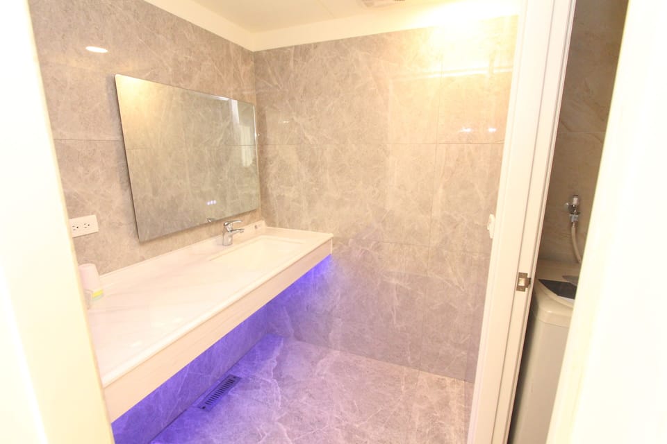 Design Quadruple Room | Bathroom | Shower, free toiletries, hair dryer, towels