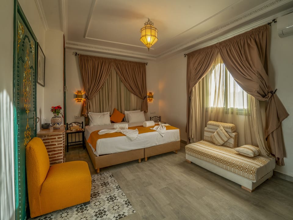 Junior Suite | In-room safe, iron/ironing board (on request), WiFi (free)