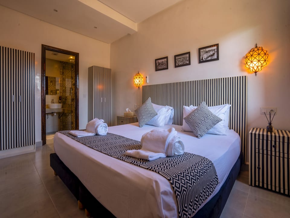 Executive Suite | In-room safe, iron/ironing board (on request), WiFi (free)