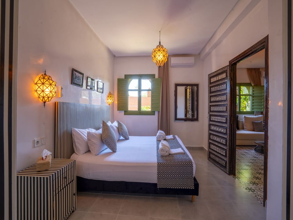 Executive Suite | In-room safe, iron/ironing board (on request), WiFi (free)
