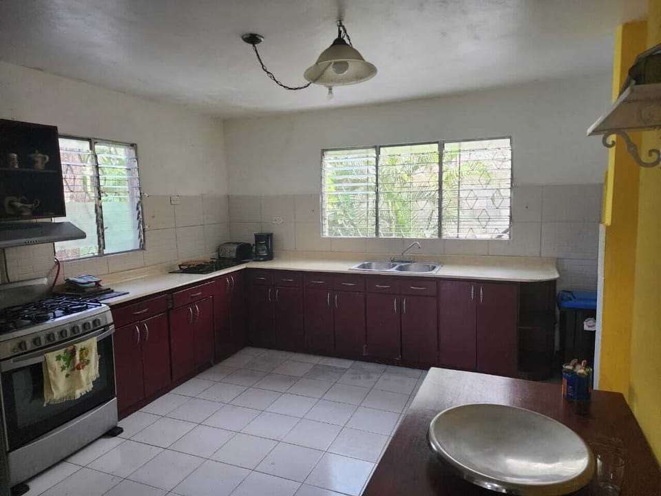 Full-size fridge, microwave, oven, stovetop