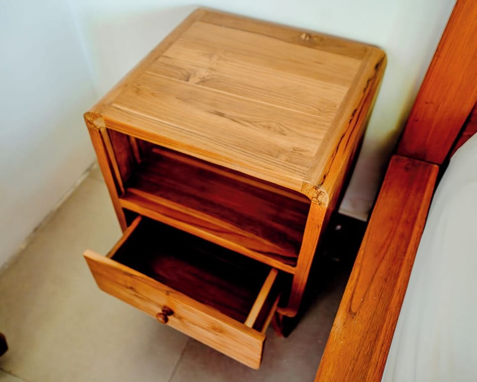 1 bedroom, desk