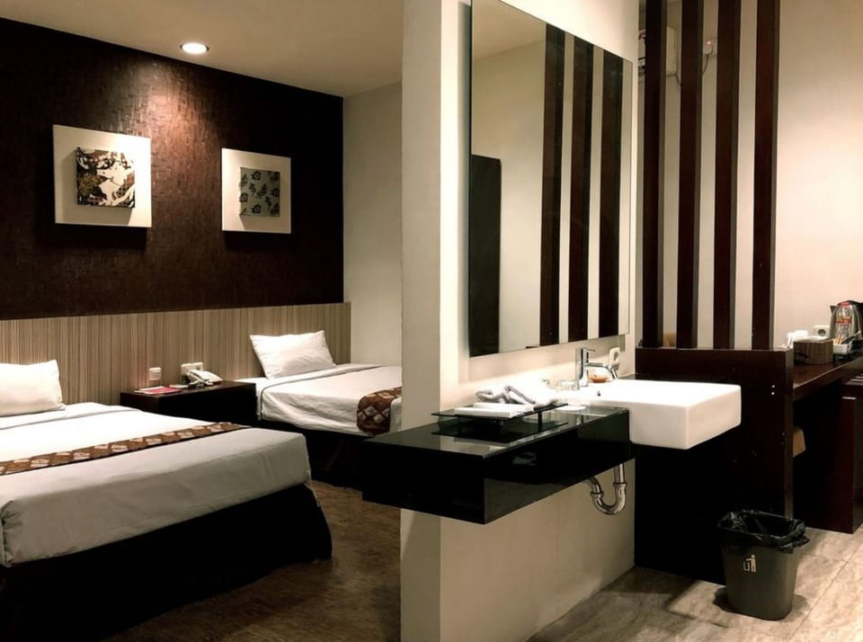 Desk, blackout drapes, free WiFi, bed sheets