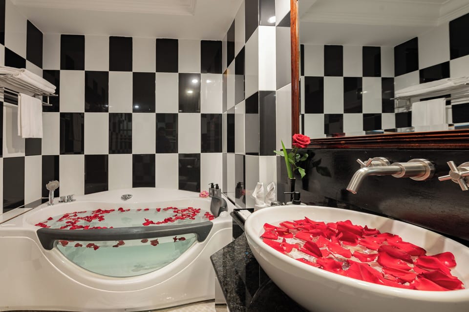 Separate tub and shower, free toiletries, hair dryer, bathrobes