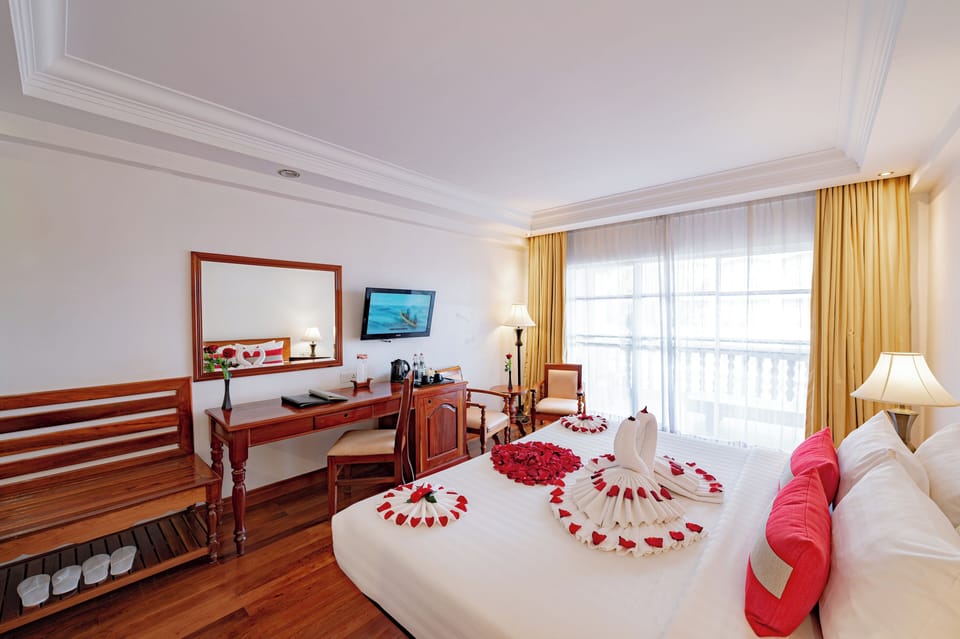 Deluxe King Room with Balcony | 1 bedroom, premium bedding, minibar, in-room safe