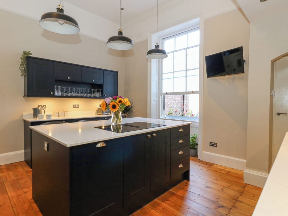 Cottage | Private kitchen | Dishwasher, cookware/dishes/utensils