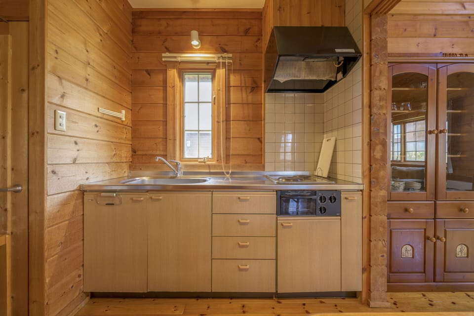 Classic House | Private kitchen | Full-size fridge, microwave, stovetop, toaster