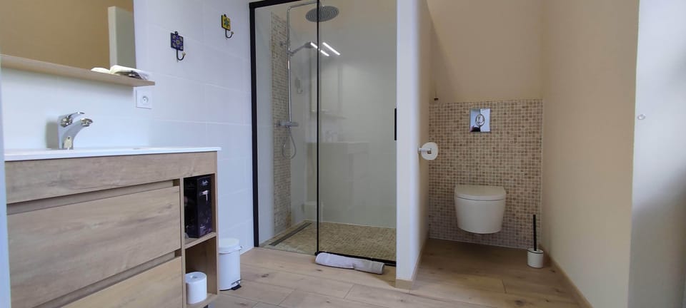 Comfort Triple Room, Non Smoking | Bathroom | Hair dryer, towels, soap, shampoo