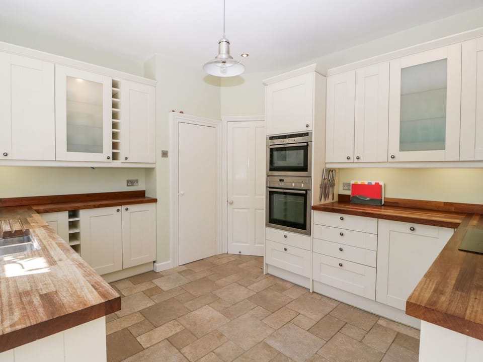 Dishwasher, cookware/dishes/utensils