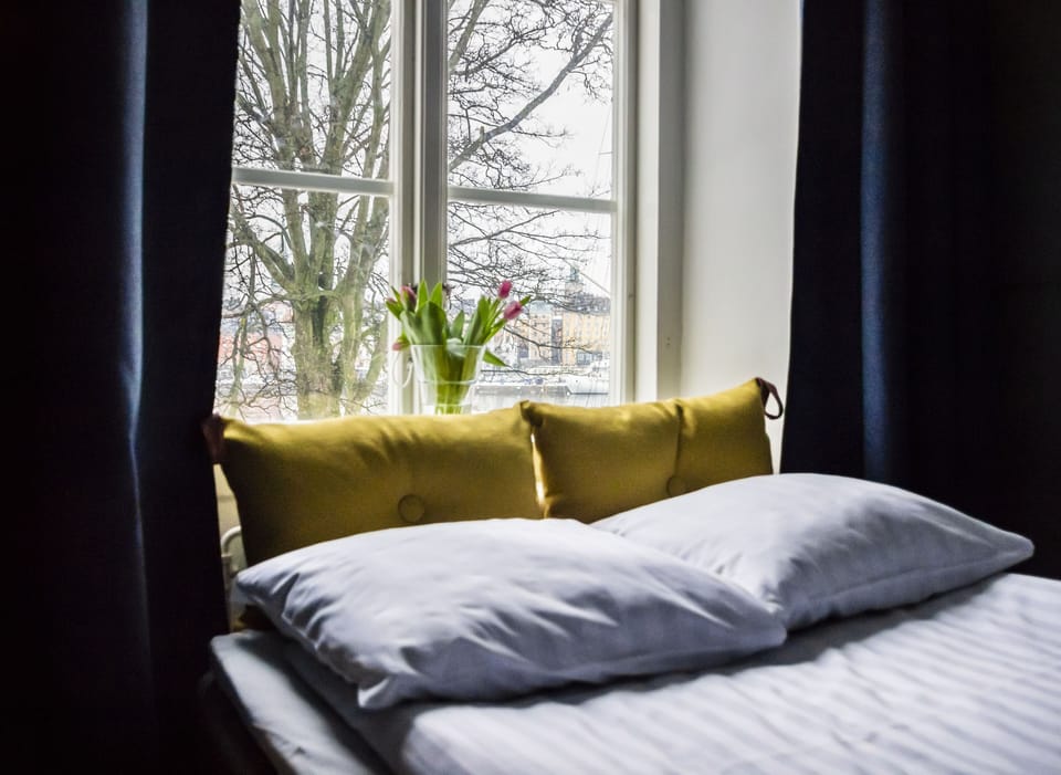 Laptop workspace, free WiFi, bed sheets