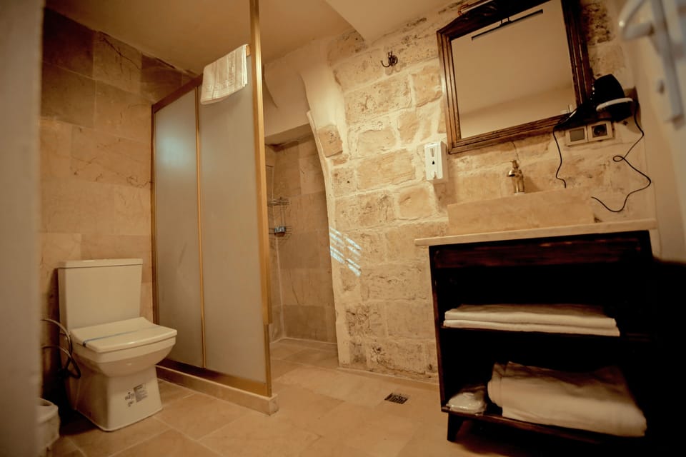 Abbara Oda | Bathroom | Rainfall showerhead, free toiletries, hair dryer, slippers