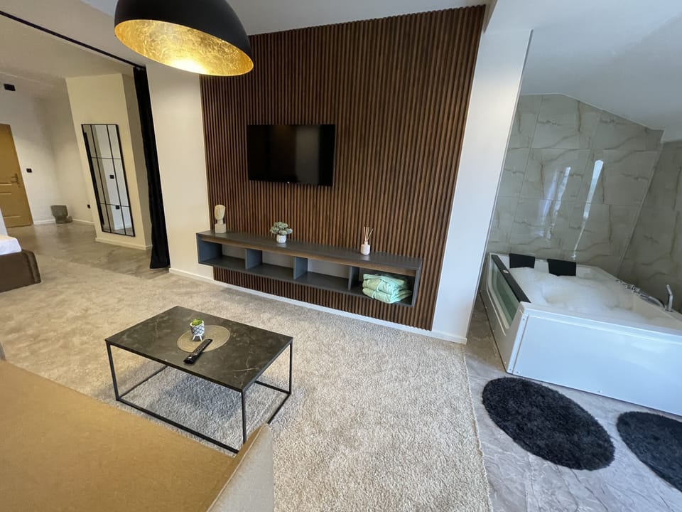 Deluxe Room | Desk, free WiFi