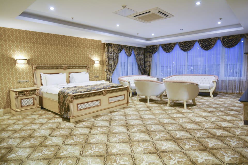Executive Suite | Premium bedding, minibar, in-room safe, desk
