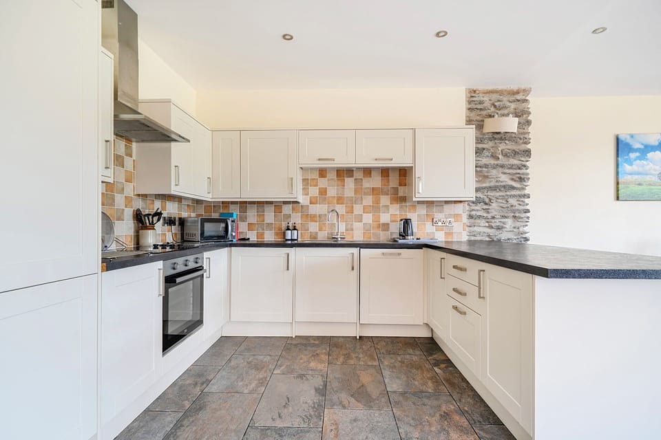 Cottage | Private kitchen | Fridge, dishwasher, electric kettle, cookware/dishes/utensils