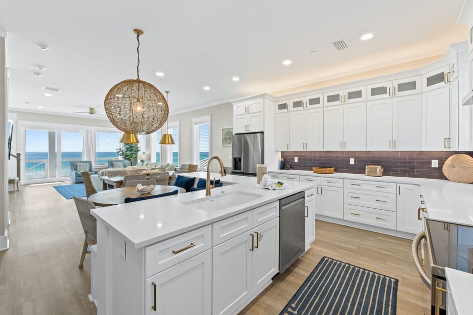 Full-size fridge, microwave, oven, stovetop