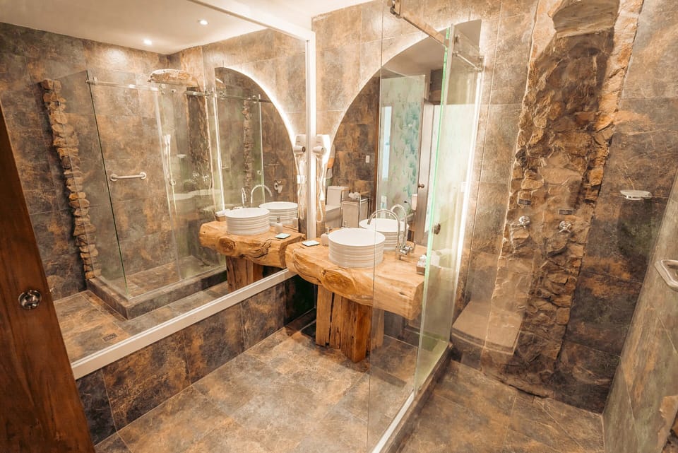 Panoramic Room, 1 King Bed | Bathroom | Free toiletries, slippers
