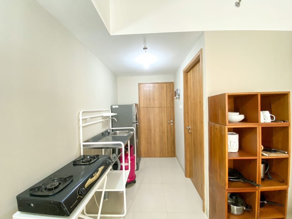 Studio | Private kitchen | Full-size fridge, stovetop