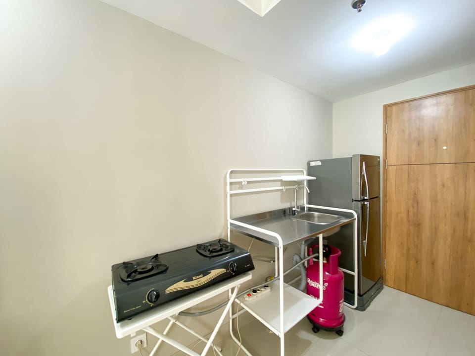Studio | Private kitchen | Full-size fridge, stovetop