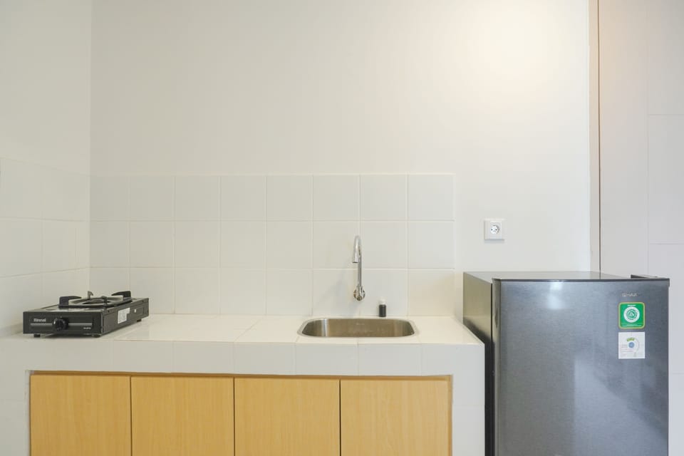 Full-size fridge, stovetop
