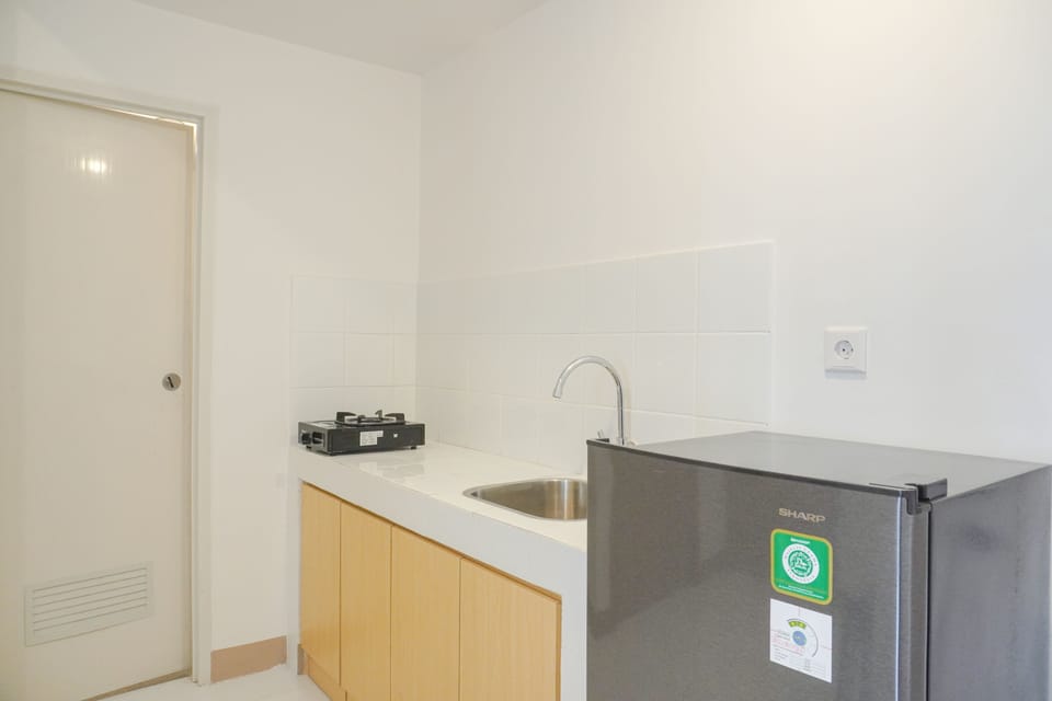 Full-size fridge, stovetop