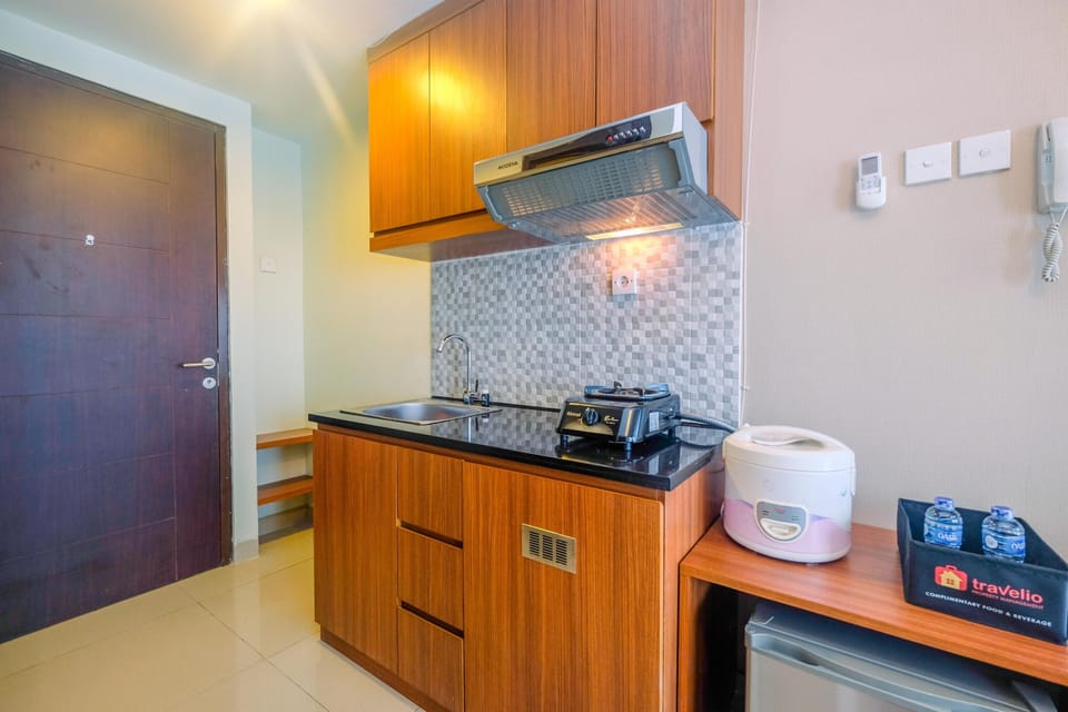 Studio | Private kitchen | Full-size fridge, stovetop