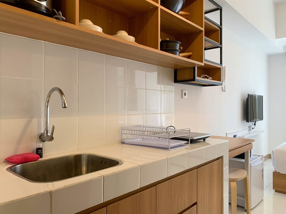 Studio | Private kitchen | Full-size fridge, stovetop