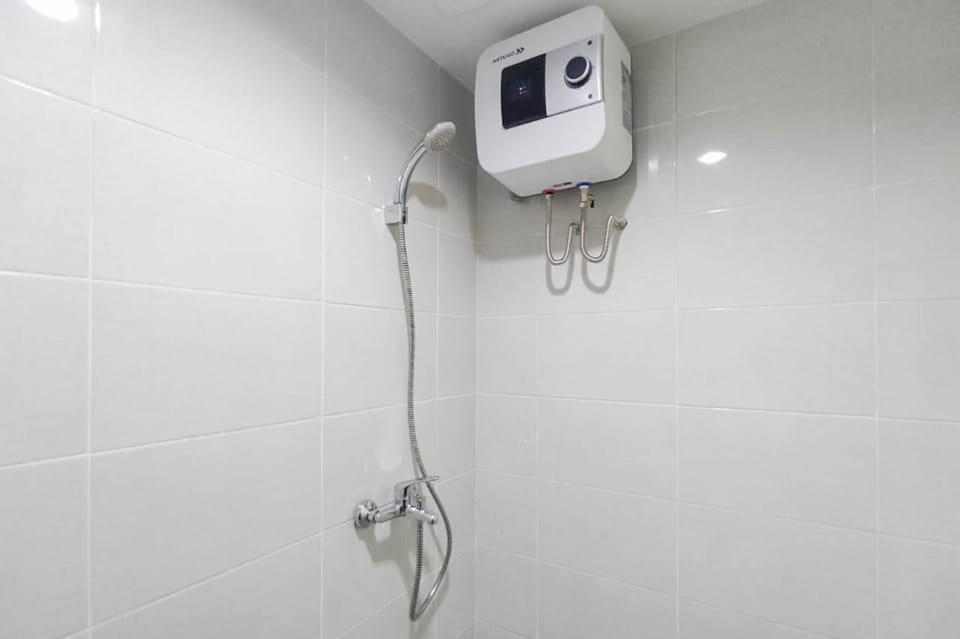 Studio | Bathroom | Shower, free toiletries, towels