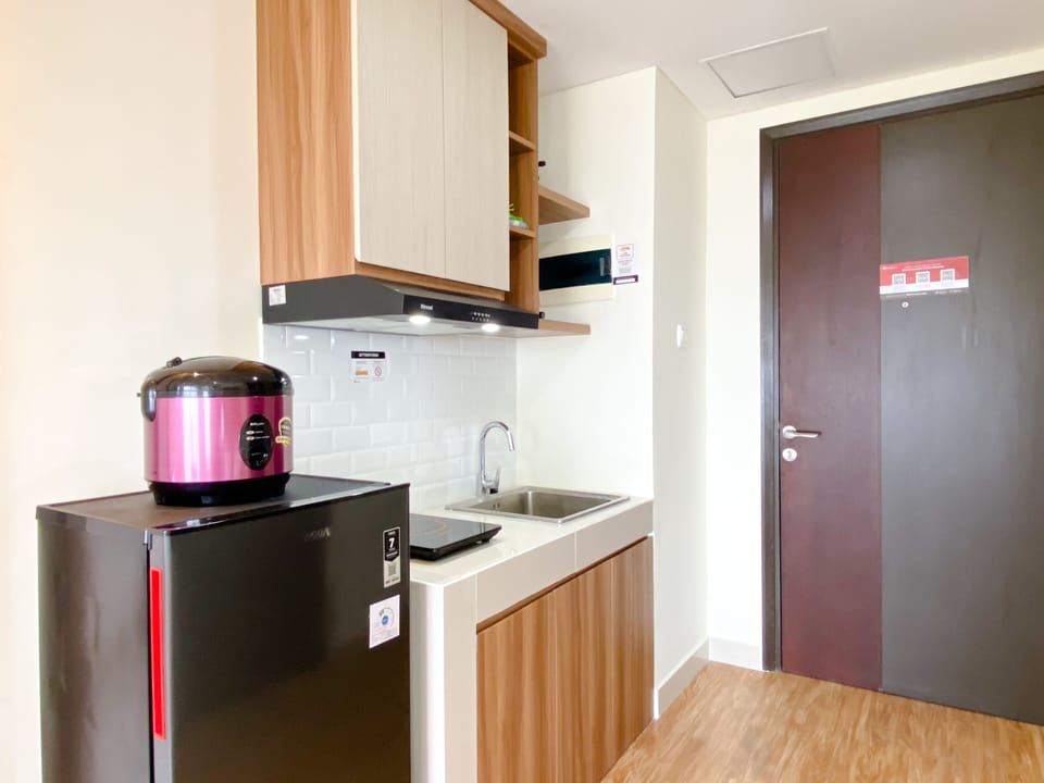 Studio | Private kitchen | Full-size fridge, stovetop
