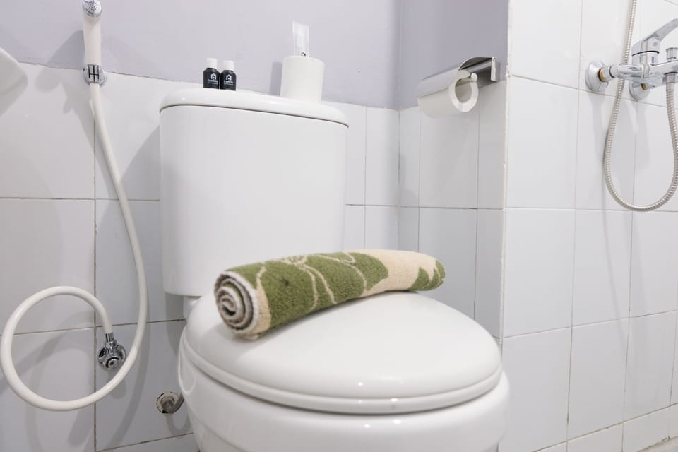 Studio | Bathroom | Shower, towels