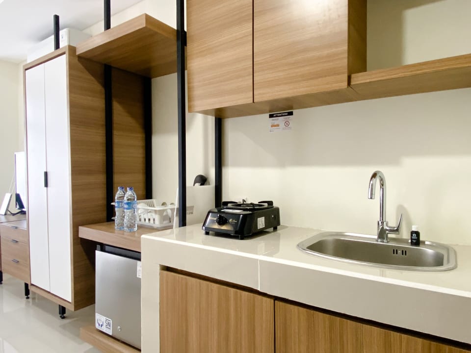 Studio | Private kitchen | Full-size fridge, stovetop