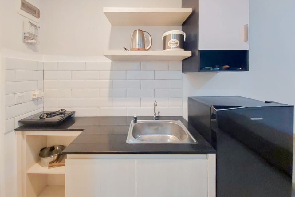 Studio | Private kitchen | Full-size fridge, stovetop