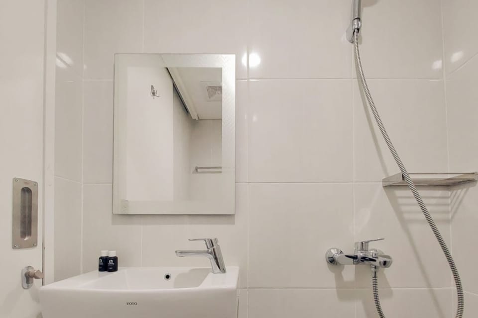 Studio | Bathroom | Shower, towels