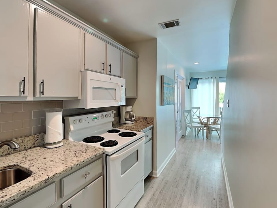 House, Multiple Beds, Balcony | Private kitchen | Fridge, microwave, oven, stovetop