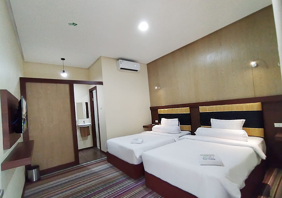 Deluxe Room, 2 Twin Beds | Hypo-allergenic bedding available, down comforters, memory foam beds