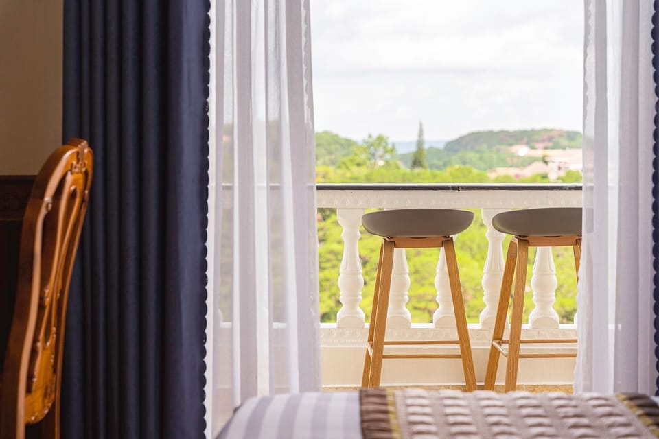 Deluxe Suite | Minibar, desk, blackout drapes, soundproofing