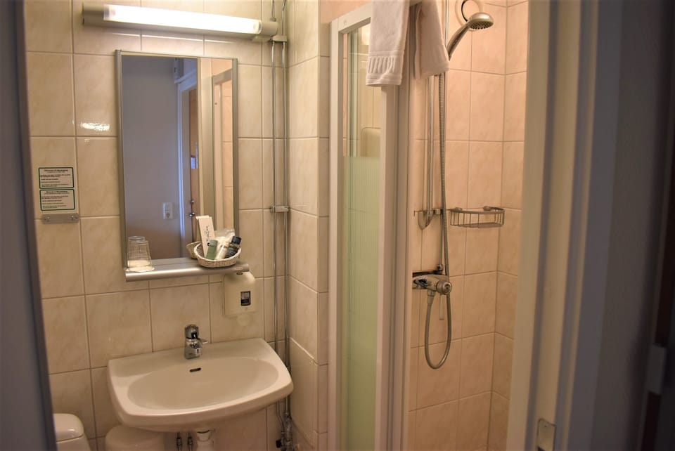 Shower, towels