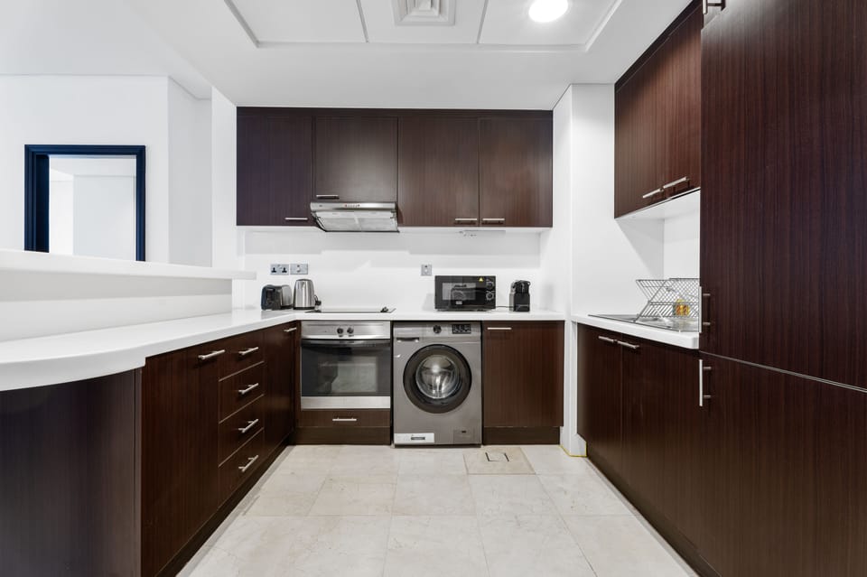 Deluxe Apartment | Private kitchen | Fridge, microwave, oven, coffee/tea maker