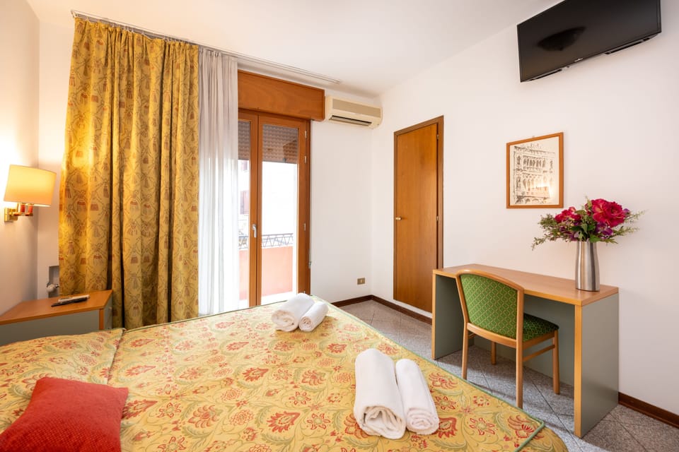 Comfort Room | Desk, iron/ironing board, free WiFi, bed sheets