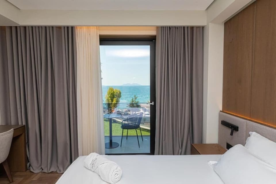 Superior Triple Room, Sea View | Desk, soundproofing, free WiFi, bed sheets
