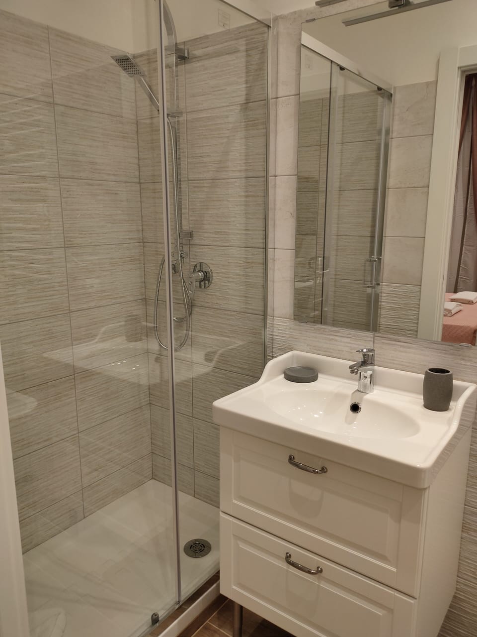 Shower, rainfall showerhead, free toiletries, hair dryer