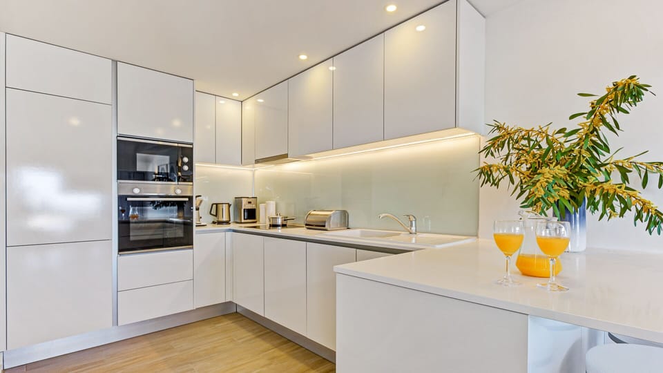 Coffee/tea maker, fridge, microwave, oven