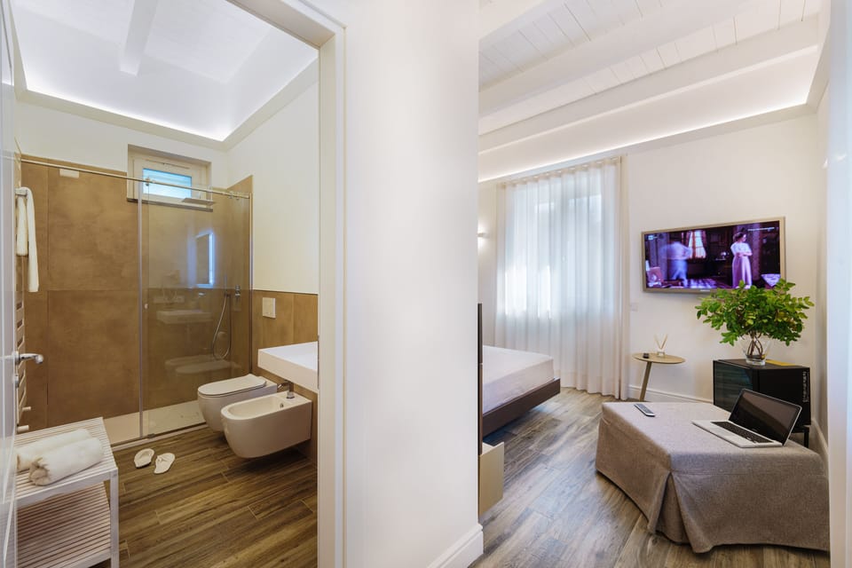 Camera Ischia | Bathroom | Shower, rainfall showerhead, slippers, bidet