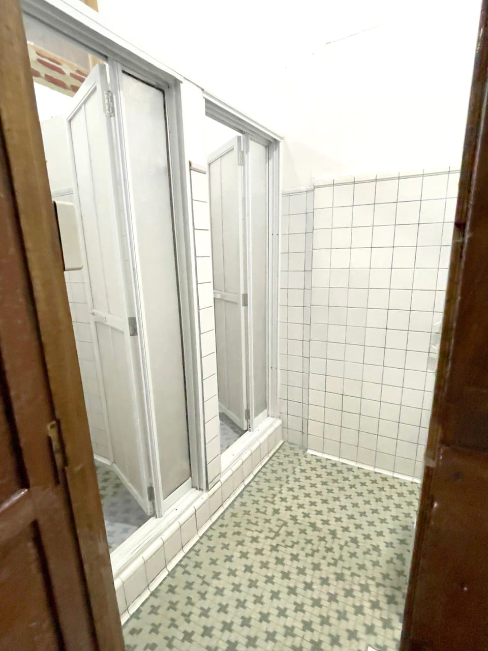 Shower, rainfall showerhead, free toiletries, hair dryer (on request)