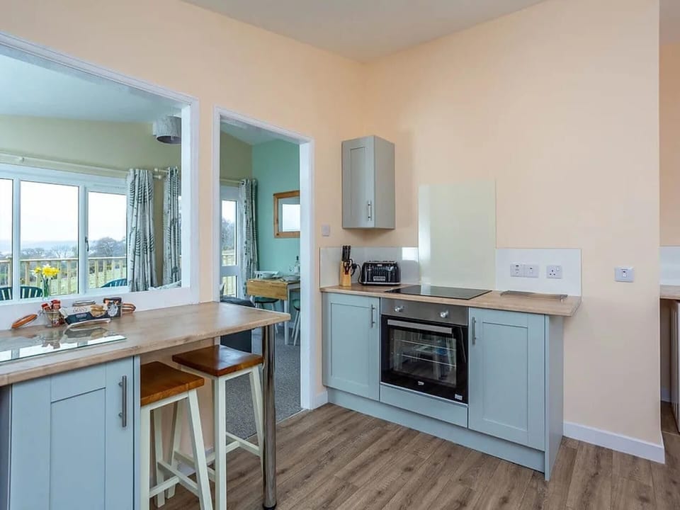 Chalet | Private kitchen | Fridge, microwave, oven, stovetop