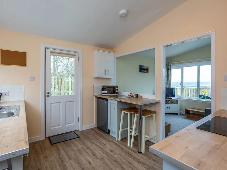 Chalet | Private kitchen | Fridge, microwave, oven, stovetop