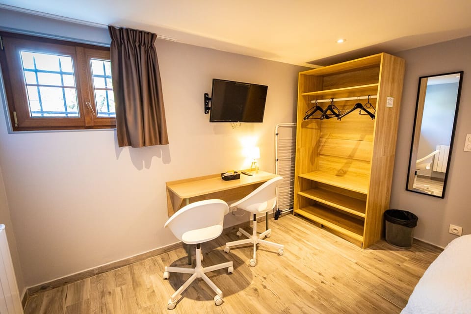 Desk, laptop workspace, free WiFi